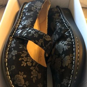Women’s shoes new Algeria  size 10- Nurse’s ❤️